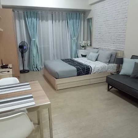 Eighty One Newport Boulevard Манила Екстериор снимка