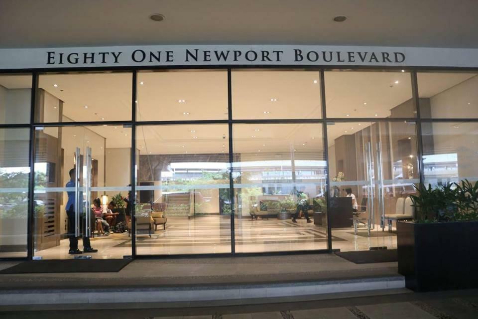 Eighty One Newport Boulevard Манила Екстериор снимка