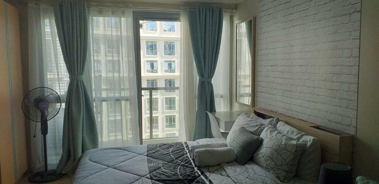 Eighty One Newport Boulevard Манила Екстериор снимка