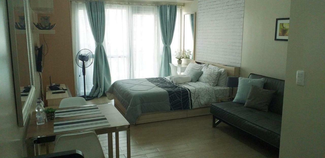 Eighty One Newport Boulevard Манила Екстериор снимка