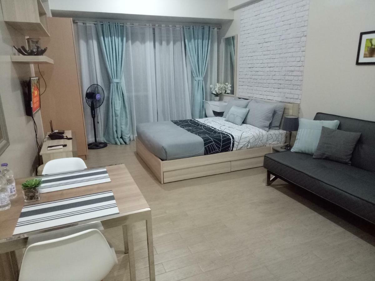 Eighty One Newport Boulevard Манила Екстериор снимка
