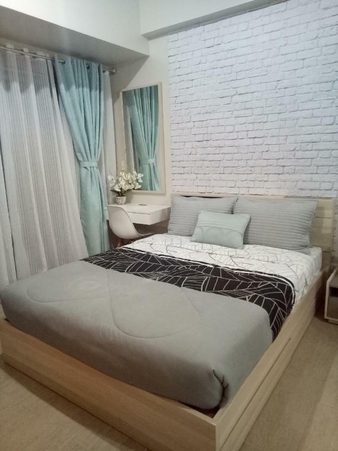 Eighty One Newport Boulevard Манила Екстериор снимка