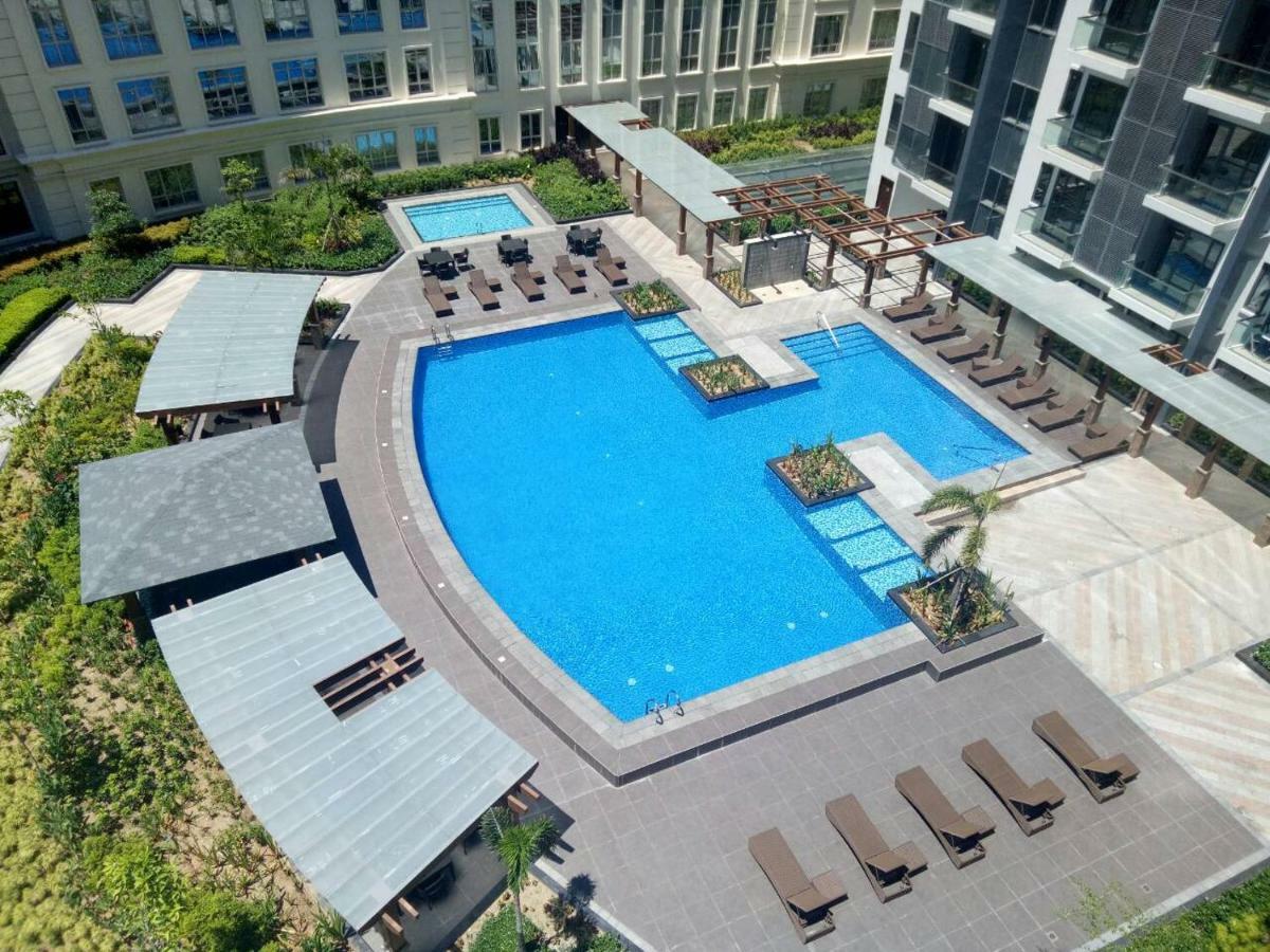 Eighty One Newport Boulevard Манила Екстериор снимка