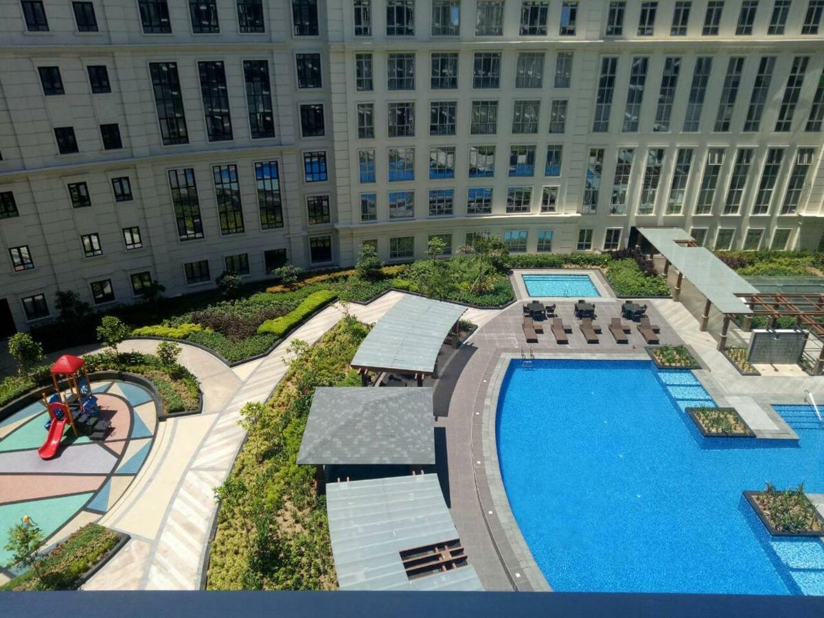 Eighty One Newport Boulevard Манила Екстериор снимка